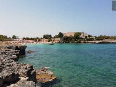 Superata una villa d�epoca, la strada conduce finalmente sulla costa, l� dove si apre la grande baia di Santo Stefano...